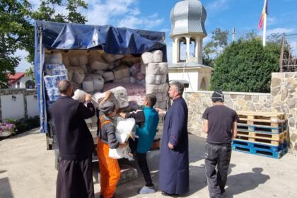 Ajutoarele umanitare de la două mitropolii din ţară au ajuns în zona sinistrată – fotografia 48