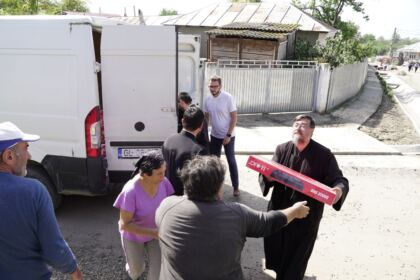 Ajutoare oferite constant de Biserică copiilor şi familiilor sinistrate – fotografia 4