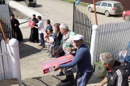 Ajutoare oferite constant de Biserică copiilor şi familiilor sinistrate – fotografia 8