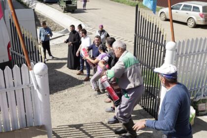 Ajutoare oferite constant de Biserică copiilor şi familiilor sinistrate – fotografia 9