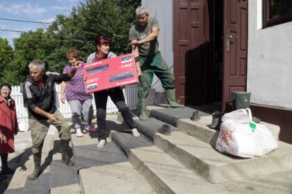 Ajutoare oferite constant de Biserică copiilor şi familiilor sinistrate – fotografia 12