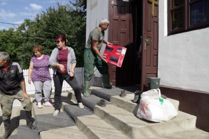 Ajutoare oferite constant de Biserică copiilor şi familiilor sinistrate – fotografia 13