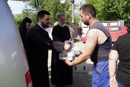 Ajutoare oferite constant de Biserică copiilor şi familiilor sinistrate – fotografia 21