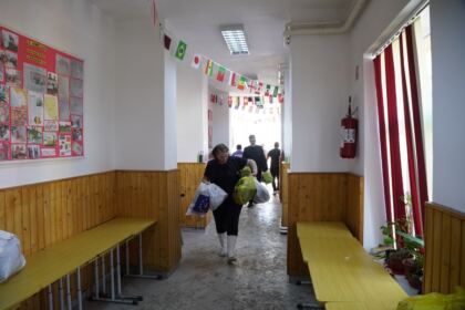 Ajutoare oferite constant de Biserică copiilor şi familiilor sinistrate – fotografia 26