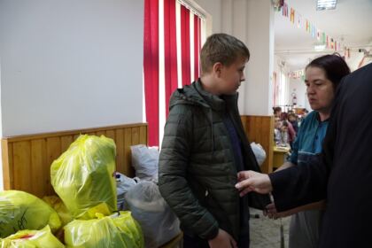 Ajutoare oferite constant de Biserică copiilor şi familiilor sinistrate – fotografia 31