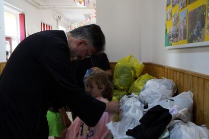 Ajutoare oferite constant de Biserică copiilor şi familiilor sinistrate – fotografia 35