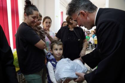 Ajutoare oferite constant de Biserică copiilor şi familiilor sinistrate – fotografia 37