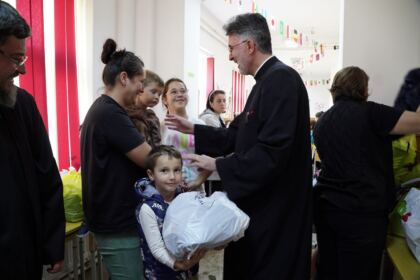 Ajutoare oferite constant de Biserică copiilor şi familiilor sinistrate – fotografia 38