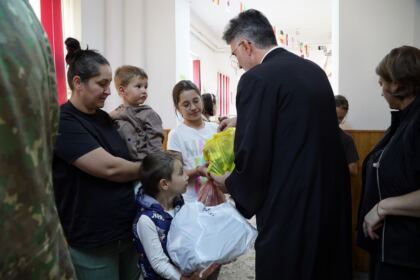 Ajutoare oferite constant de Biserică copiilor şi familiilor sinistrate – fotografia 39