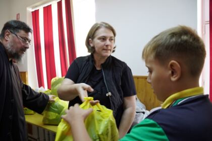 Ajutoare oferite constant de Biserică copiilor şi familiilor sinistrate – fotografia 41