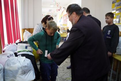 Ajutoare oferite constant de Biserică copiilor şi familiilor sinistrate – fotografia 44