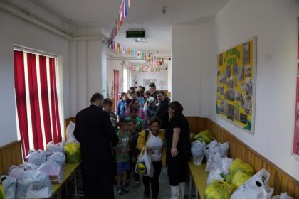 Ajutoare oferite constant de Biserică copiilor şi familiilor sinistrate – fotografia 48