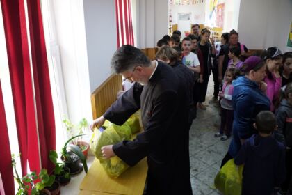 Ajutoare oferite constant de Biserică copiilor şi familiilor sinistrate – fotografia 52