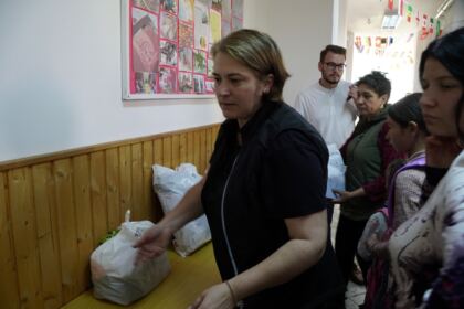 Ajutoare oferite constant de Biserică copiilor şi familiilor sinistrate – fotografia 55