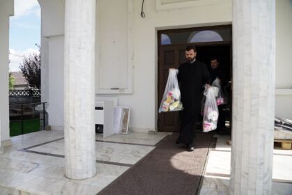 Hrană pentru pompieri şi ajutoare umanitare pentru sinistraţi – fotografia 1