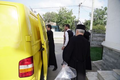 Hrană pentru pompieri şi ajutoare umanitare pentru sinistraţi – fotografia 4