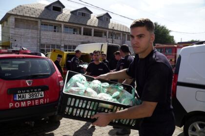 Hrană pentru pompieri şi ajutoare umanitare pentru sinistraţi – fotografia 16