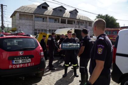 Hrană pentru pompieri şi ajutoare umanitare pentru sinistraţi – fotografia 17