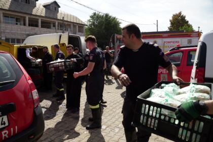 Hrană pentru pompieri şi ajutoare umanitare pentru sinistraţi – fotografia 18