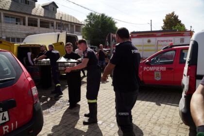 Hrană pentru pompieri şi ajutoare umanitare pentru sinistraţi – fotografia 19