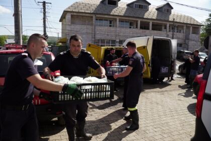 Hrană pentru pompieri şi ajutoare umanitare pentru sinistraţi – fotografia 20