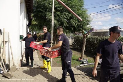 Hrană pentru pompieri şi ajutoare umanitare pentru sinistraţi – fotografia 23