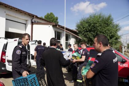 Hrană pentru pompieri şi ajutoare umanitare pentru sinistraţi – fotografia 26