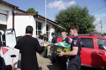 Hrană pentru pompieri şi ajutoare umanitare pentru sinistraţi – fotografia 27
