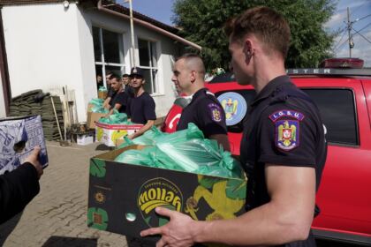 Hrană pentru pompieri şi ajutoare umanitare pentru sinistraţi – fotografia 28