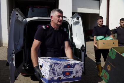 Hrană pentru pompieri şi ajutoare umanitare pentru sinistraţi – fotografia 29