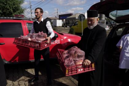 Hrană pentru pompieri şi ajutoare umanitare pentru sinistraţi – fotografia 30