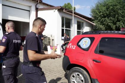 Hrană pentru pompieri şi ajutoare umanitare pentru sinistraţi – fotografia 34