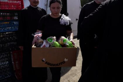 Hrană pentru pompieri şi ajutoare umanitare pentru sinistraţi – fotografia 36