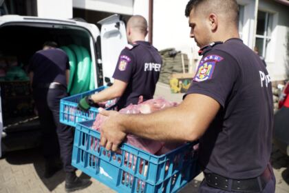 Hrană pentru pompieri şi ajutoare umanitare pentru sinistraţi – fotografia 38