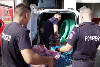Hrană pentru pompieri şi ajutoare umanitare pentru sinistraţi – fotografia 39