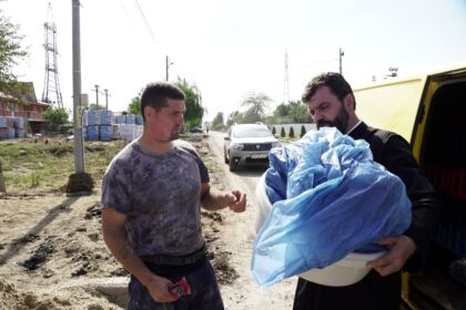 Hrană pentru pompieri şi ajutoare umanitare pentru sinistraţi – fotografia 46