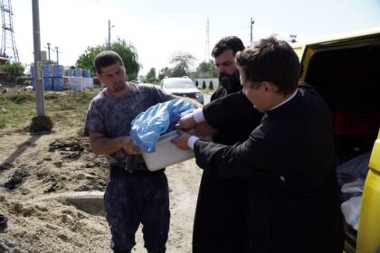 Hrană pentru pompieri şi ajutoare umanitare pentru sinistraţi – fotografia 47