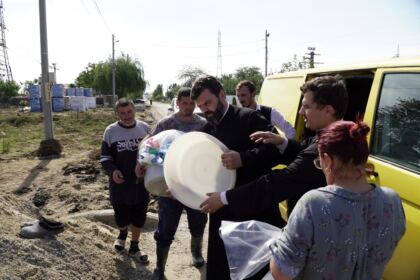 Hrană pentru pompieri şi ajutoare umanitare pentru sinistraţi – fotografia 48