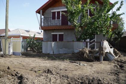 Hrană pentru pompieri şi ajutoare umanitare pentru sinistraţi – fotografia 50