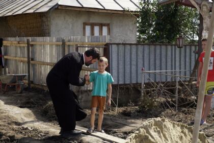 Hrană pentru pompieri şi ajutoare umanitare pentru sinistraţi – fotografia 51