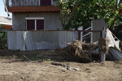 Hrană pentru pompieri şi ajutoare umanitare pentru sinistraţi – fotografia 52