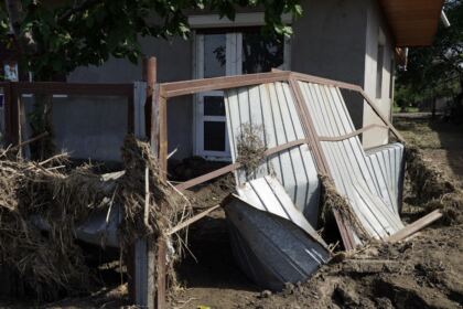 Hrană pentru pompieri şi ajutoare umanitare pentru sinistraţi – fotografia 53