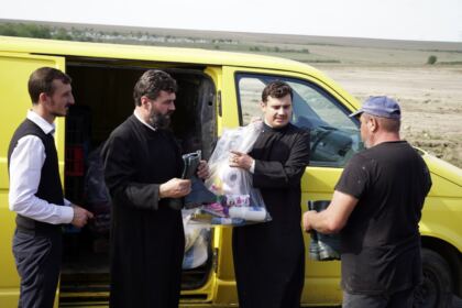 Hrană pentru pompieri şi ajutoare umanitare pentru sinistraţi – fotografia 56