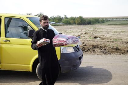 Hrană pentru pompieri şi ajutoare umanitare pentru sinistraţi – fotografia 57