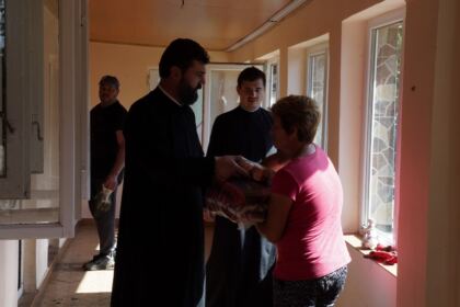Hrană pentru pompieri şi ajutoare umanitare pentru sinistraţi – fotografia 61