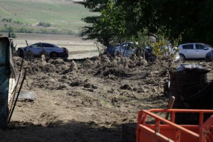 Hrană pentru pompieri şi ajutoare umanitare pentru sinistraţi – fotografia 68