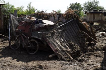 Hrană pentru pompieri şi ajutoare umanitare pentru sinistraţi – fotografia 69