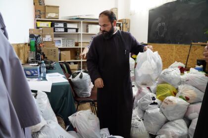 Programele eparhiale de ajutorare a sinistraţilor continuă în Arhiepiscopia Dunării de Jos – fotografia 13
