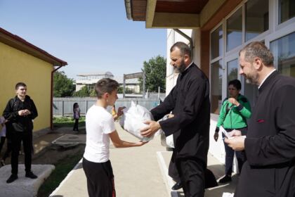 Programele eparhiale de ajutorare a sinistraţilor continuă în Arhiepiscopia Dunării de Jos – fotografia 21
