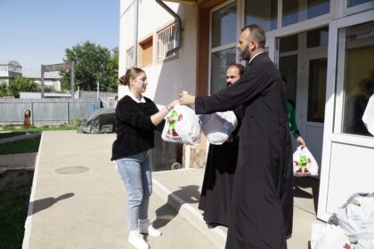 Programele eparhiale de ajutorare a sinistraţilor continuă în Arhiepiscopia Dunării de Jos – fotografia 23